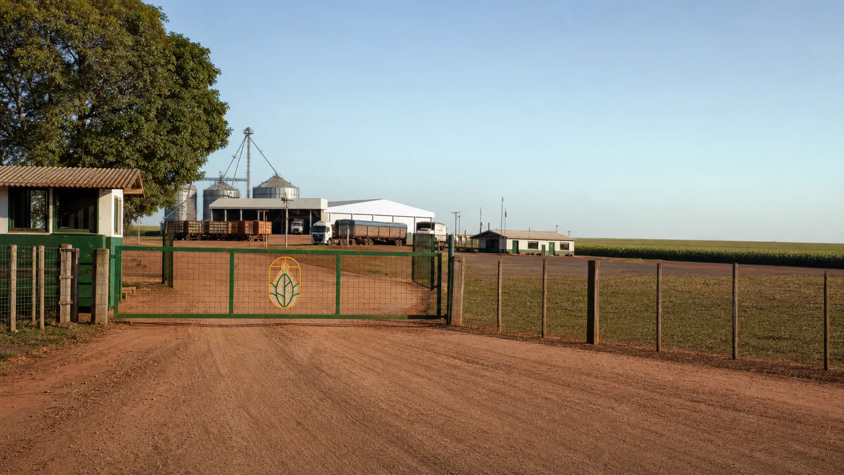 Entrada da sede da Kadu Rural com silos, barracões e caminhões